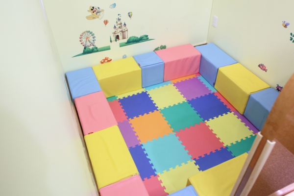 小さいお子様連れも安心のキッズスペースがございます。