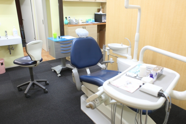 一般診療室です。半個室になっていてプライバーが守られています。