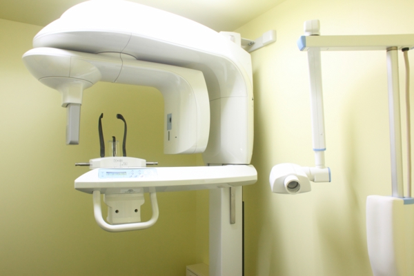 最先端のデジタルレントゲンで体に負担がかからず、かつ精密な診断が可能です。