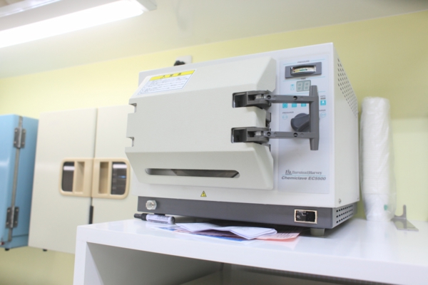 高圧蒸気滅菌器によってほぼ全ての細菌を死滅させtます。