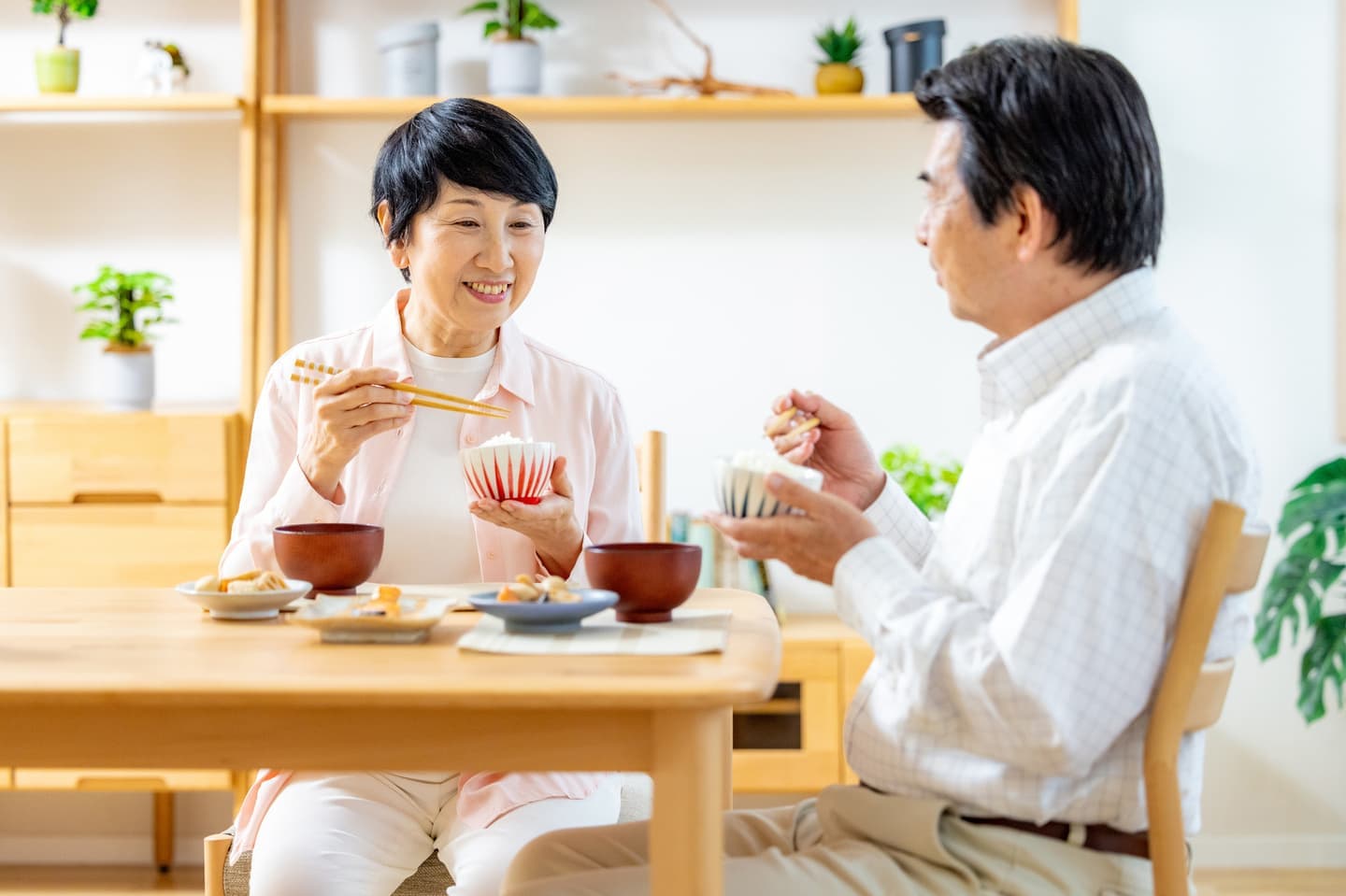 シニアの食事風景