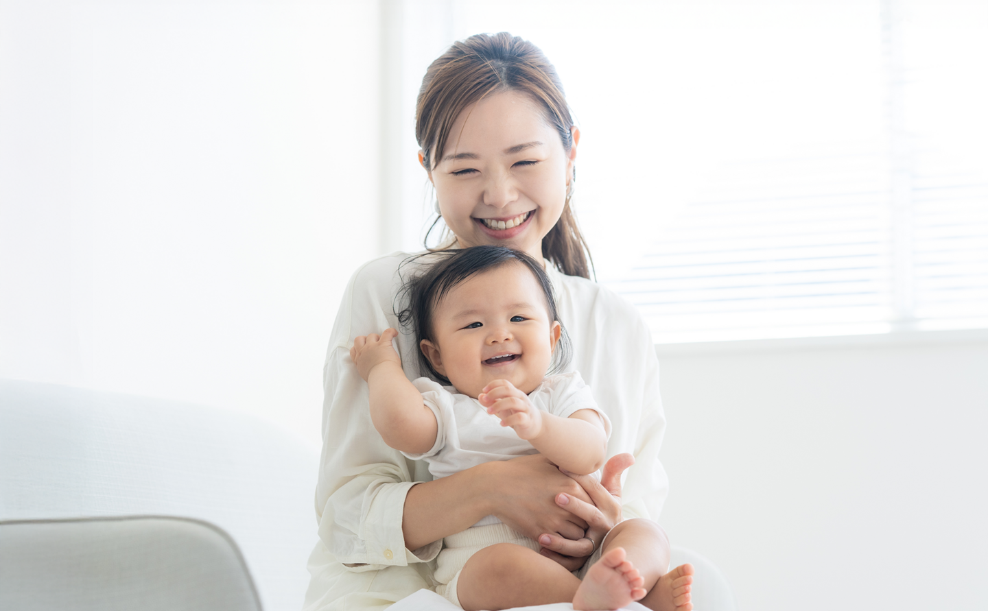 赤ちゃんを抱く母親